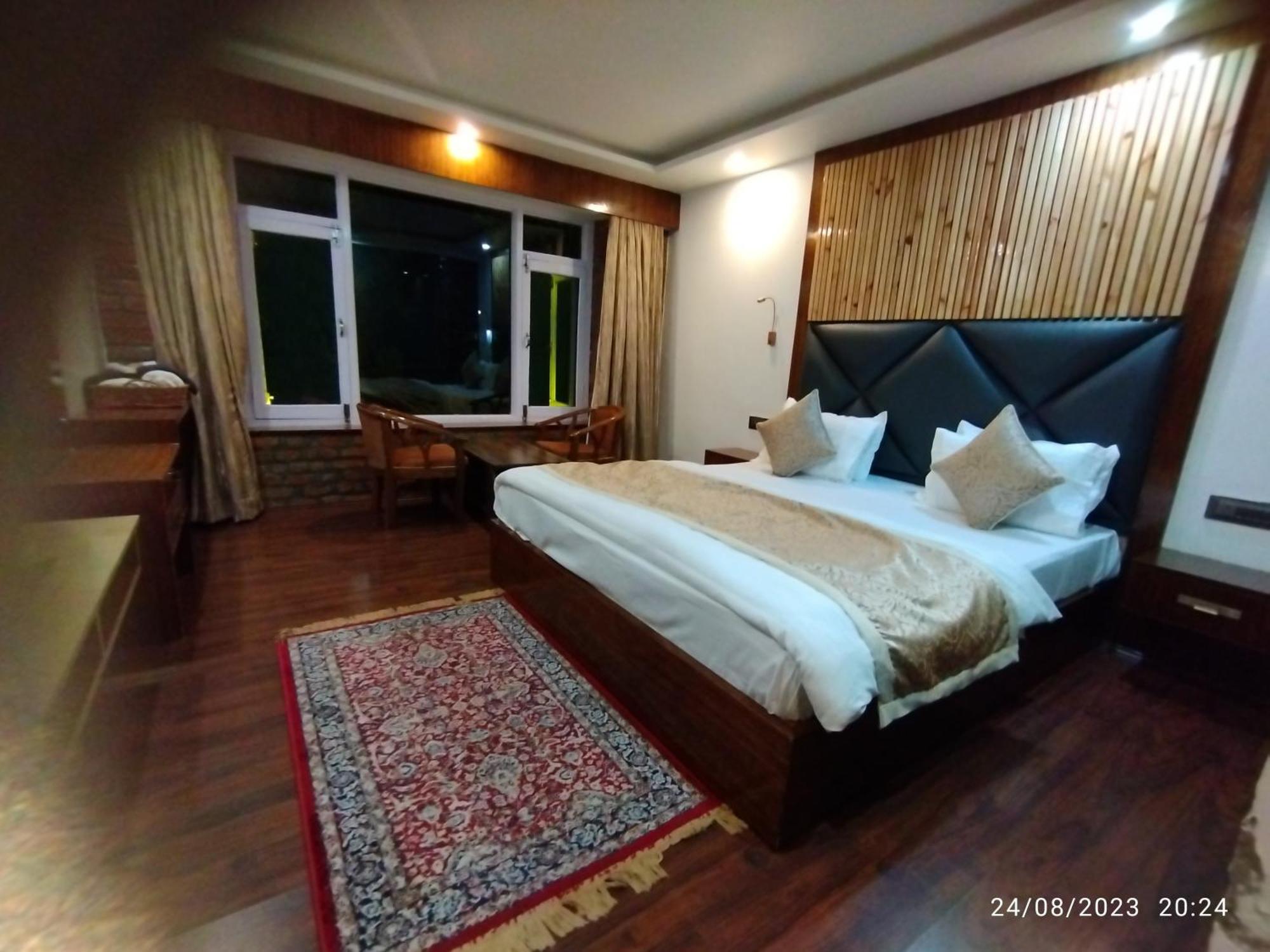 Hotel Lidder Palace ปาฮาลกัม ภายนอก รูปภาพ