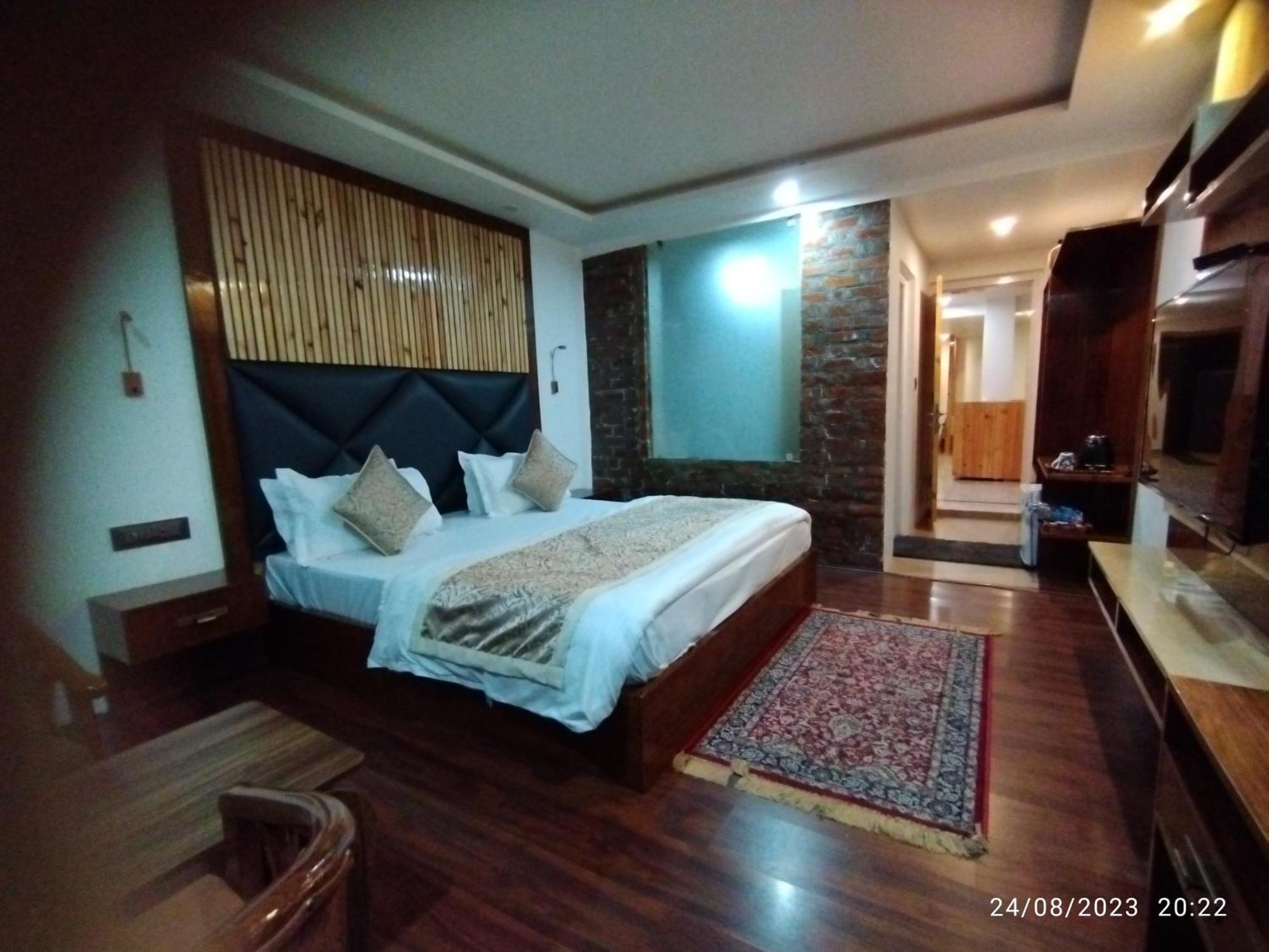Hotel Lidder Palace ปาฮาลกัม ภายนอก รูปภาพ