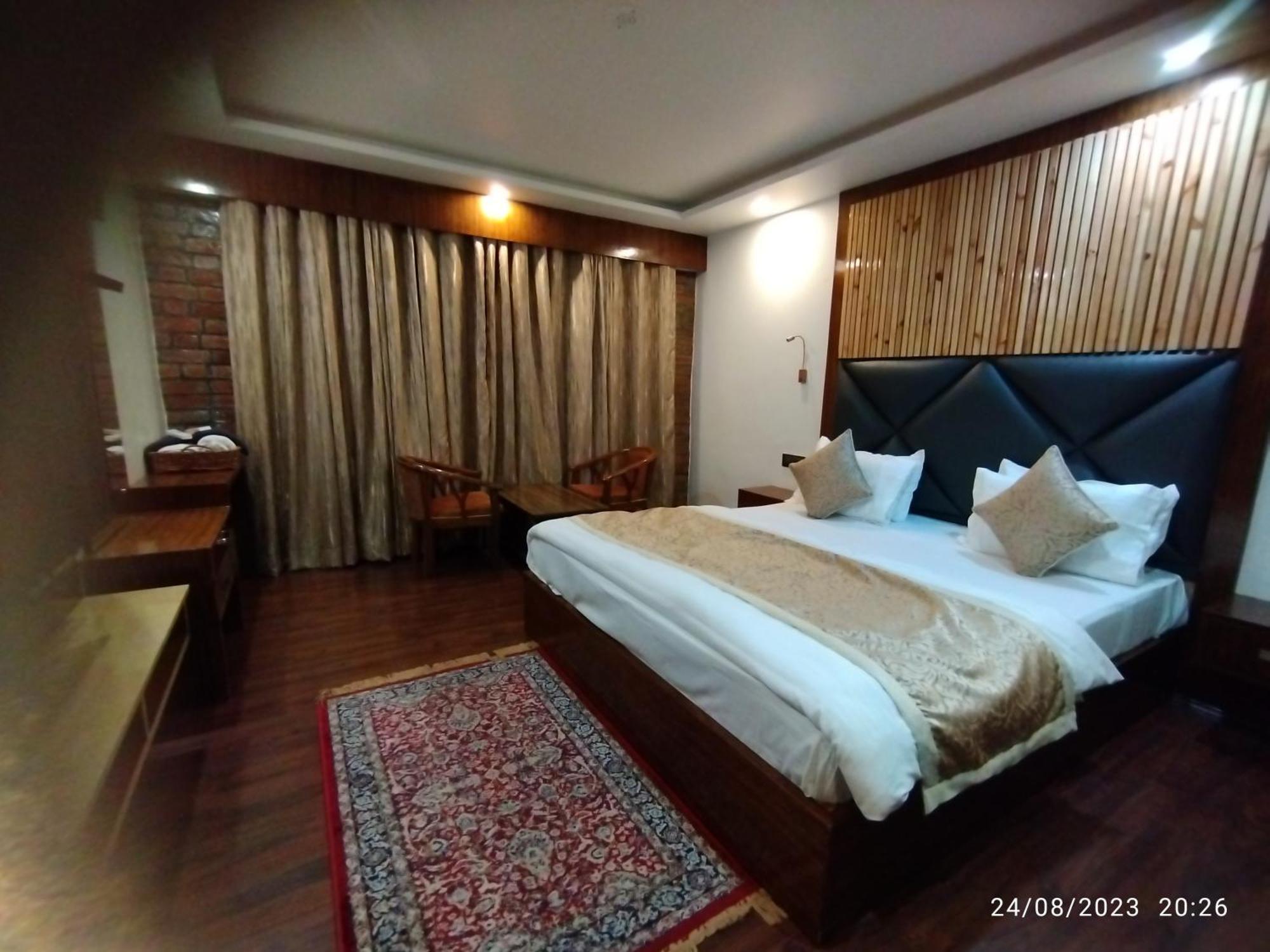 Hotel Lidder Palace ปาฮาลกัม ภายนอก รูปภาพ