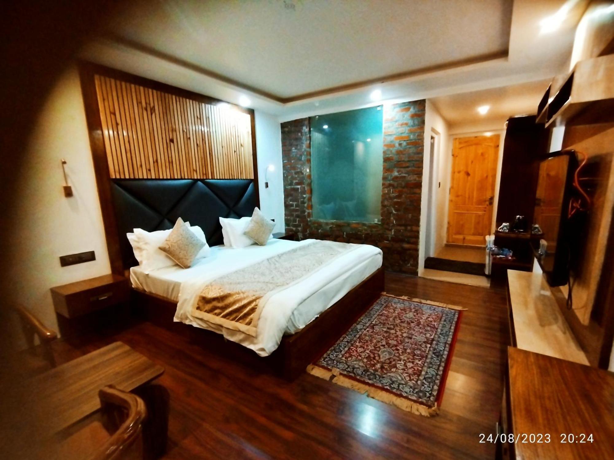 Hotel Lidder Palace ปาฮาลกัม ภายนอก รูปภาพ